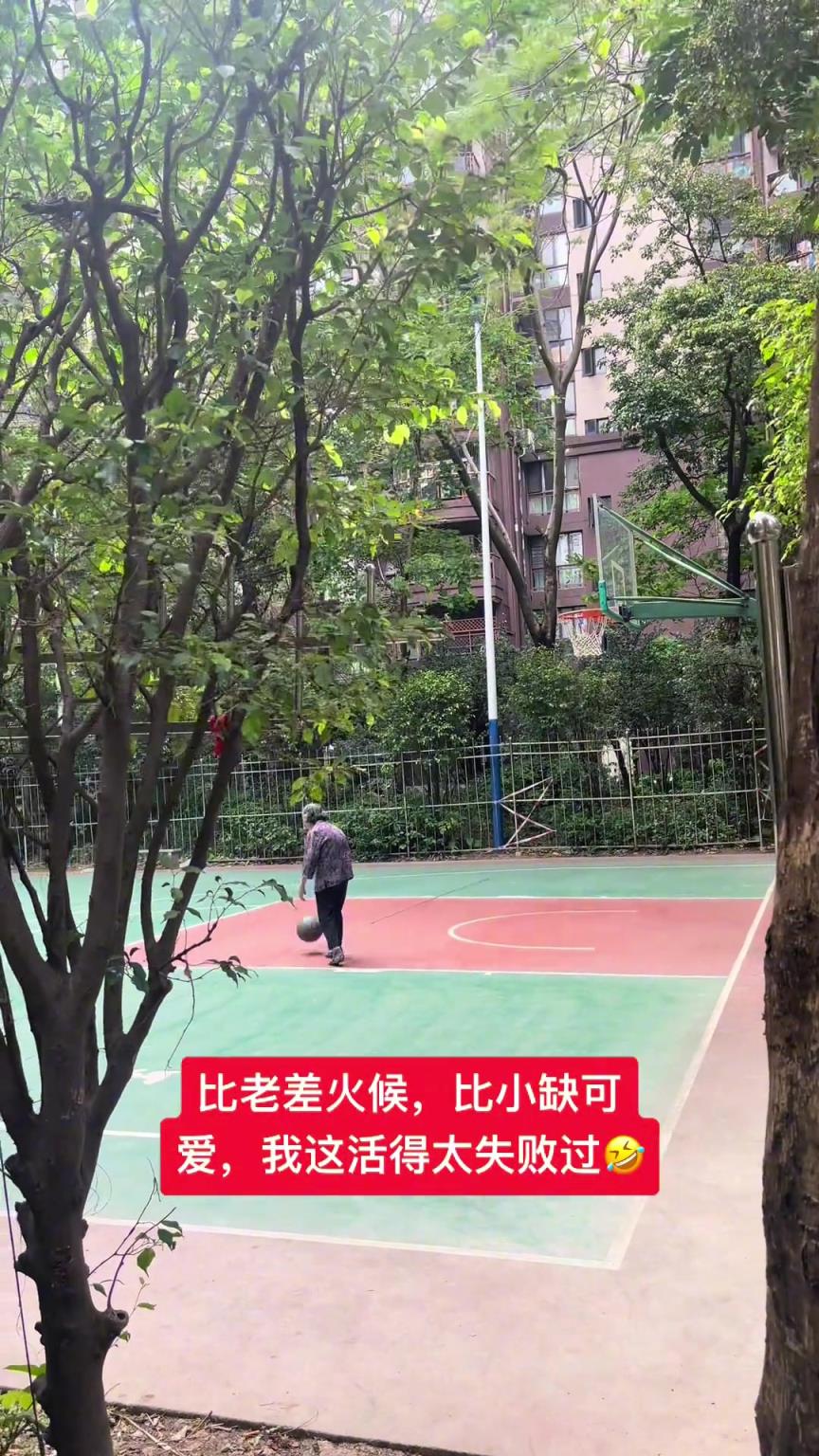 這阿婆單手一投一個準，姜還是老的辣