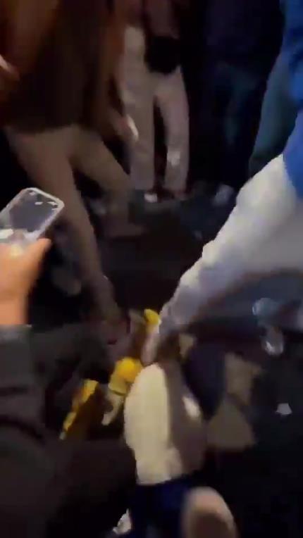 驚！尼克斯大勝步行者后，哈利伯頓遭主場球迷群毆