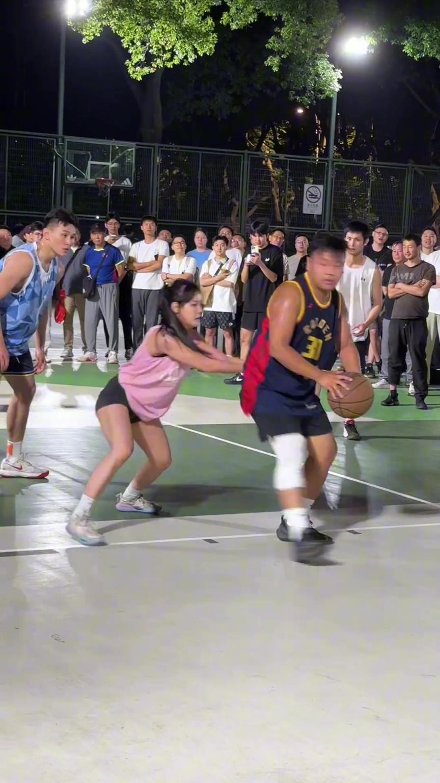 這哥們看見防自己的是女生，一個(gè)勁背打，球也不傳了